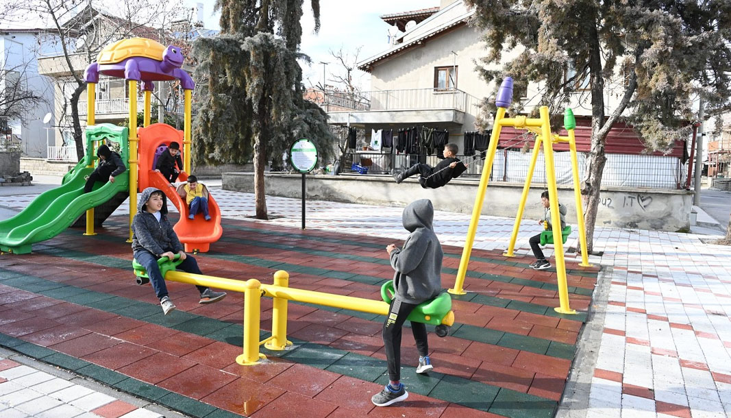 Isparta'da çocuklar için yeni oyun alanları ve parklar yapılıyor