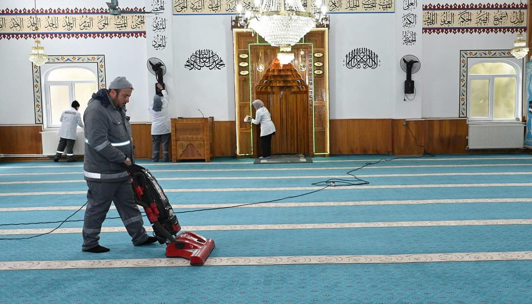 Isparta Belediyesinden camilerde Ramazan temizliği