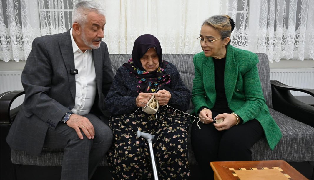 Zeynep teyzeden gönül veren bağış ve Cumhurbaşkanı Erdoğan’a hediye çorap