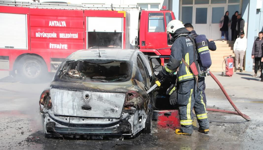 Serik’te hastane otoparkında çıkan yangın söndürüldü