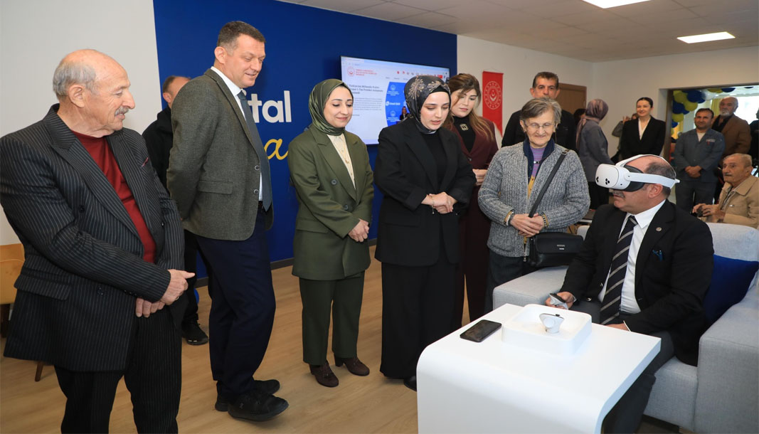 Alanya Huzurevi'nde "dijital bahar teknoloji odası" açılışı yapıldı