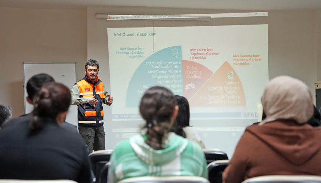 Alanya'da engelsiz yaşam merkezi'nde deprem hazırlık semineri düzenlendi