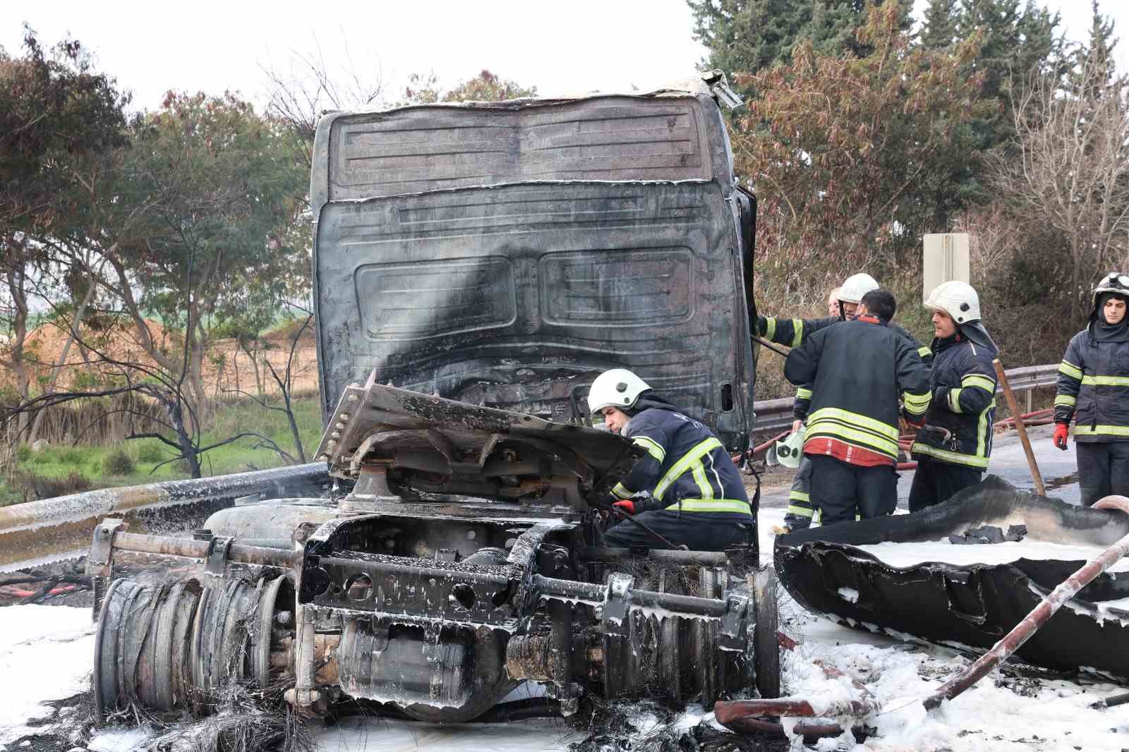 Adana'da tanker devrildi, otoyol kapanarak 5 kilometrelik kuyruk oluştu