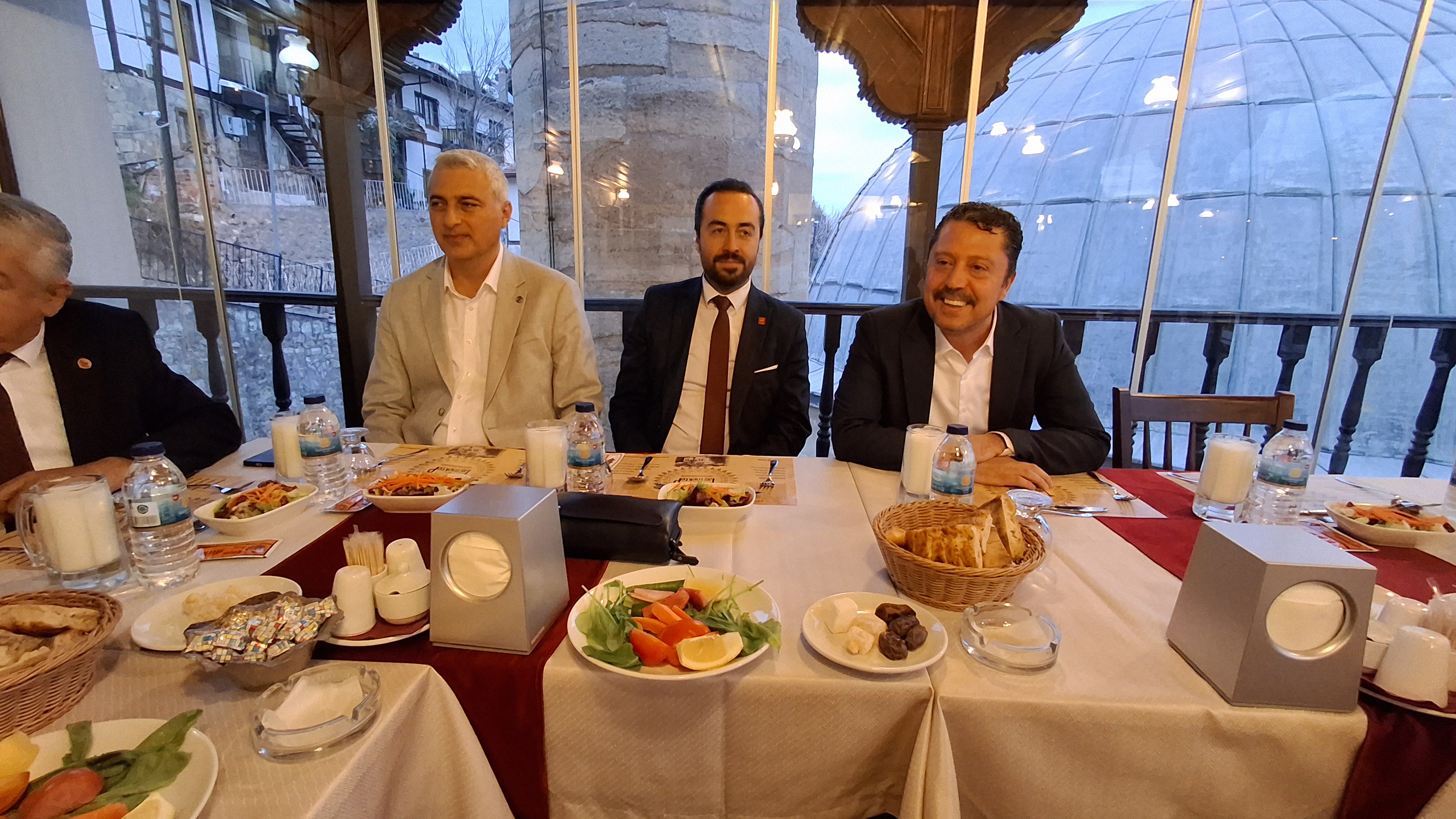 Beypazarı Belediye Başkanı Dr. Özer Kasap, iftar yemeğinde siyasi parti başkanlarıyla araya geldi