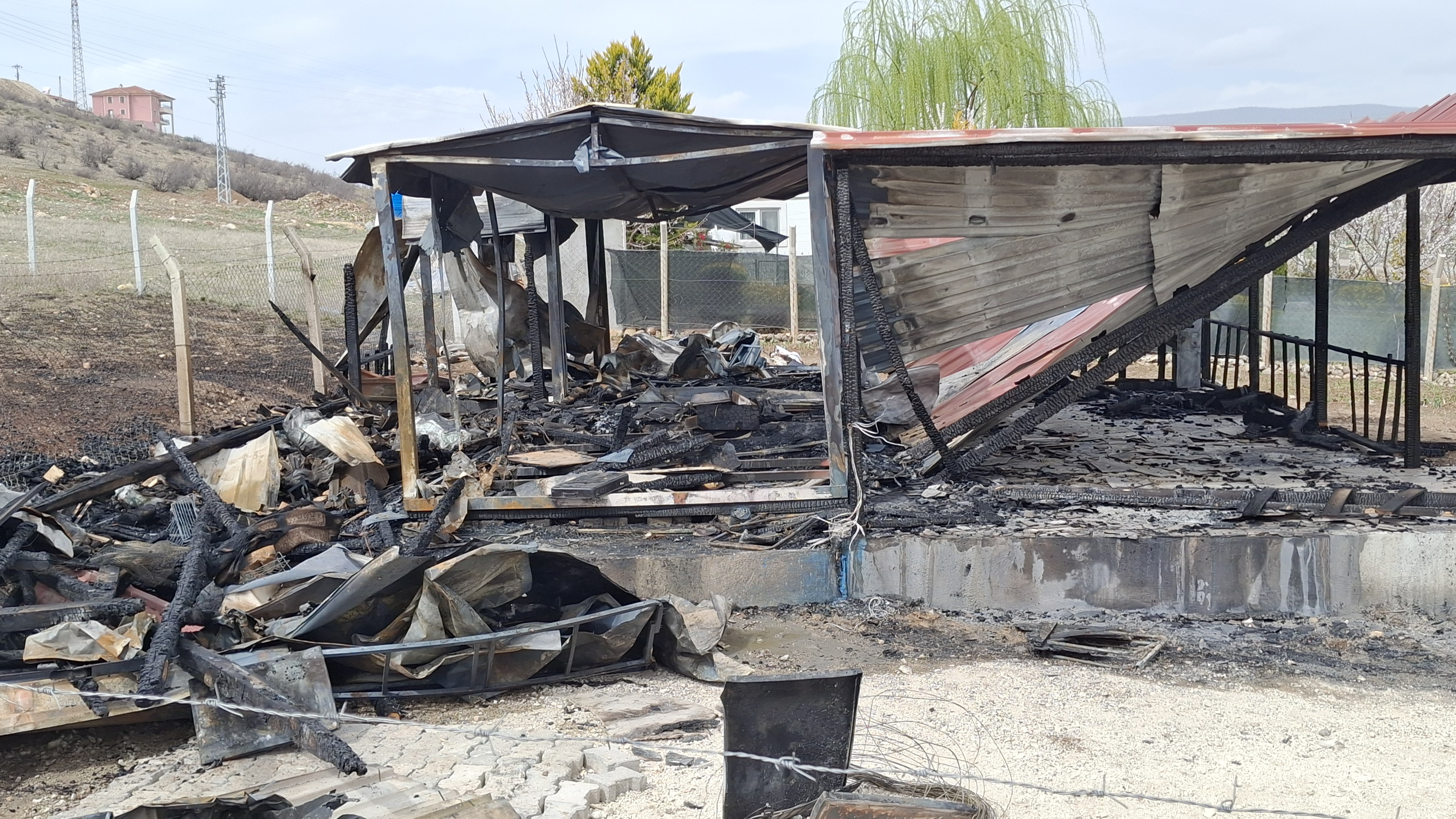 Konteyner ev çıkan yangında yandı