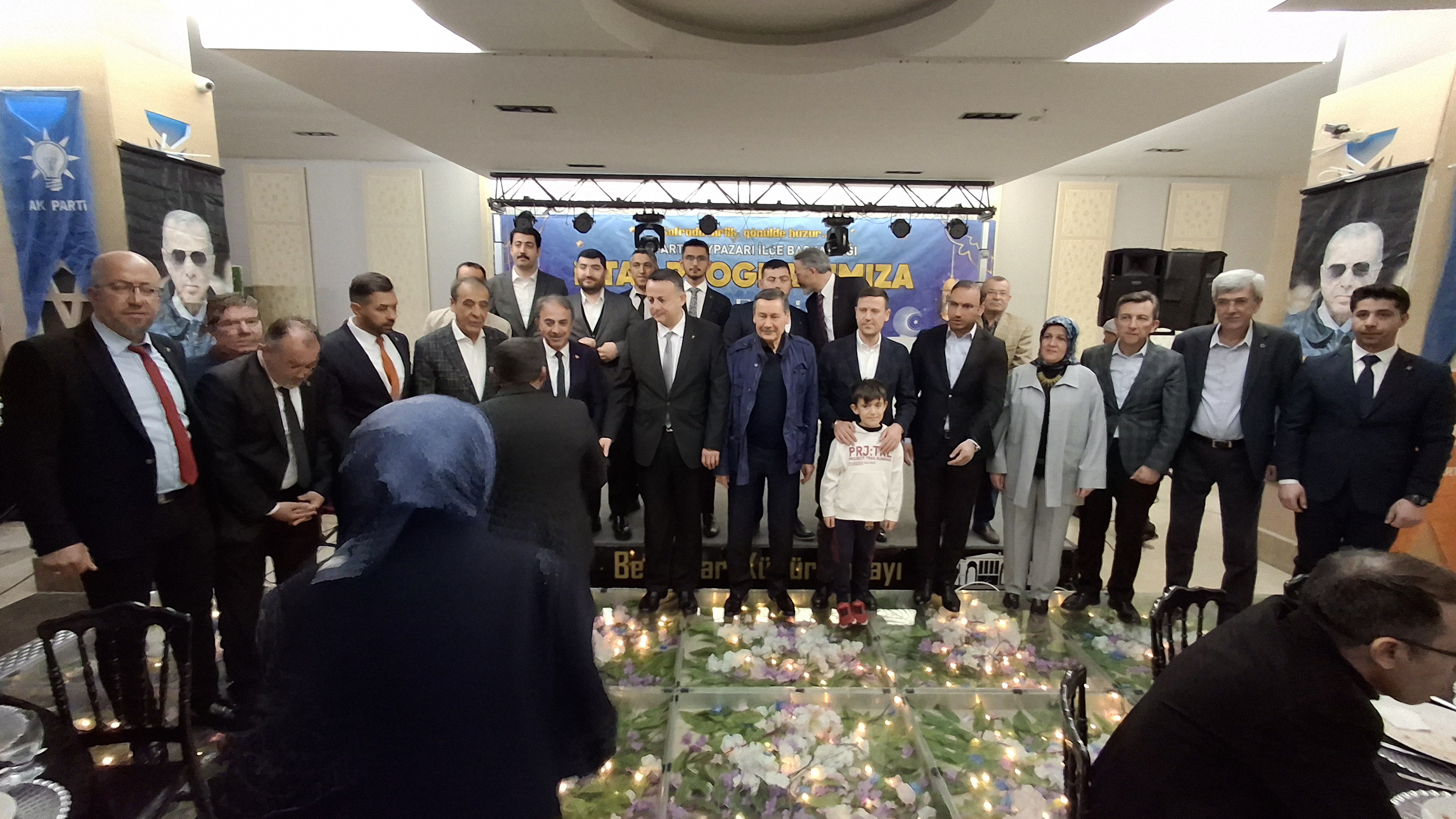 AK Parti İlçe Başkanlığı tarafından düzenlenen iftar yemeği yoğun bir katılımla gerçekleşti