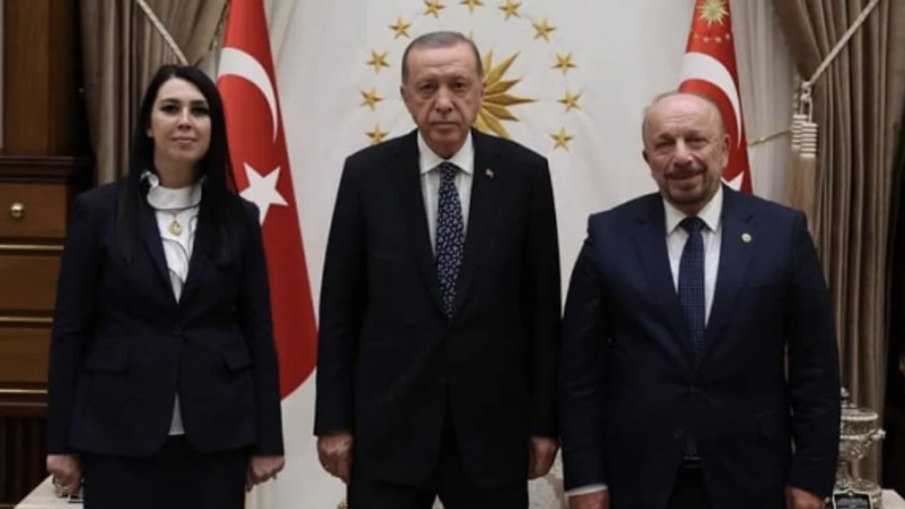 Zonguldak Milletvekili Hüseyin Özbakır ve eşi Deniz Özbakır' dan bayram mesajı