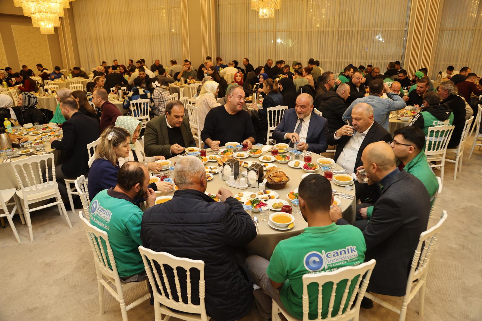 Canik’te Ramazan coşkusu: Başkan Sandıkçı personelle bir arada