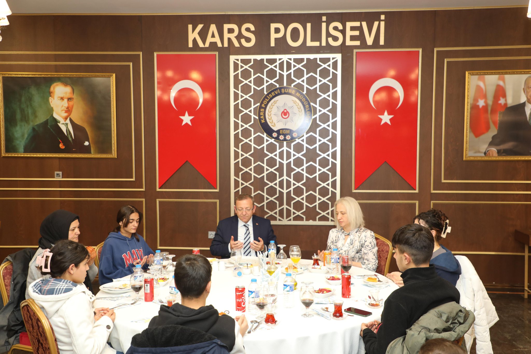 Vali Ziya Polat, Sevgi Evi'nde kalan çocuklarla iftarda buluştu