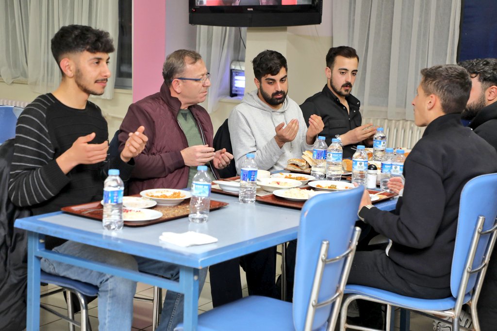 Kars Valisi Ziya Polat, iftarını KYK Erkek Öğrenci Yurdu'nda yaptı