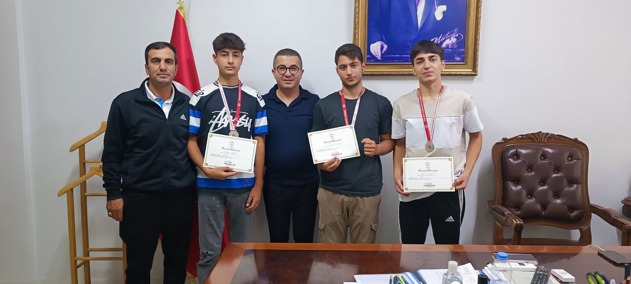 Kağızman Kaymakamı ve Belediye Başkan Vekili Okan Daştan, boksörleri tebrik etti