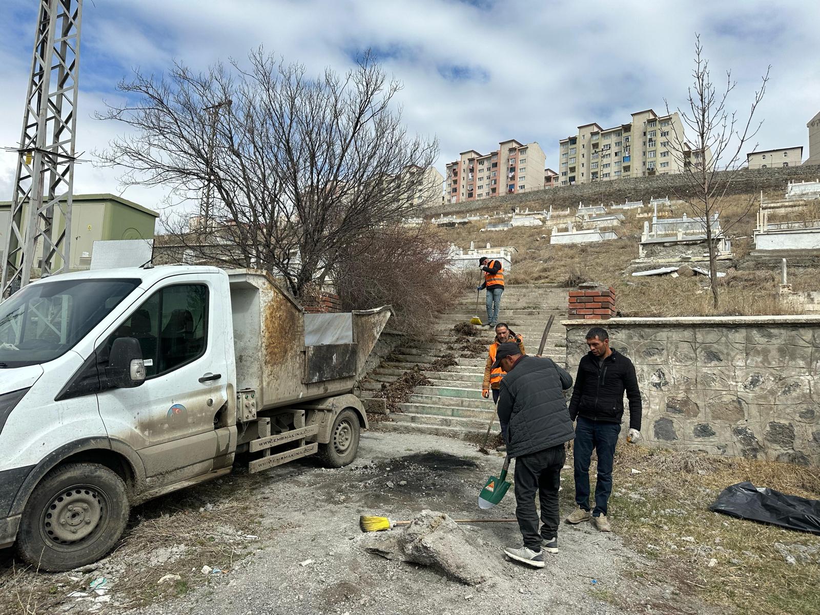Kars Belediyesi’nin bayram öncesi mezarlıklarda bakım çalışmaları devam ediyor