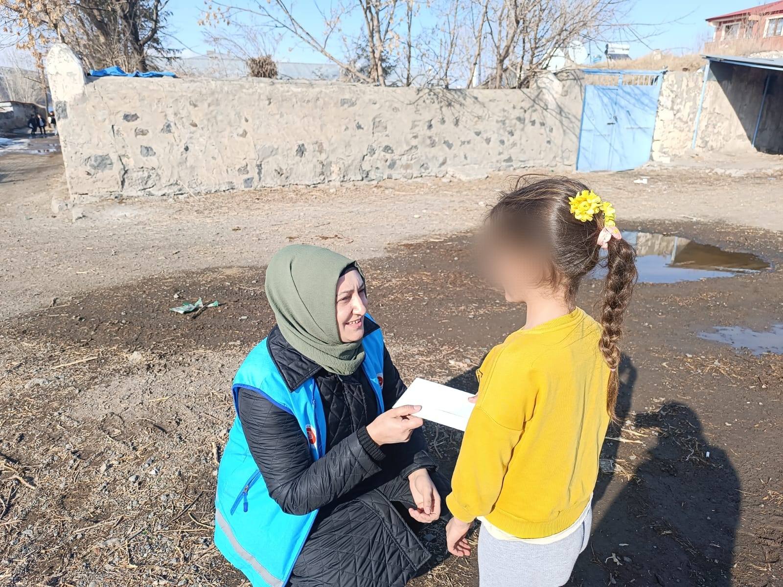 TDV gönüllüleri ihtiyaç sahiplerine yardım ulaştırmaya devam ediyor