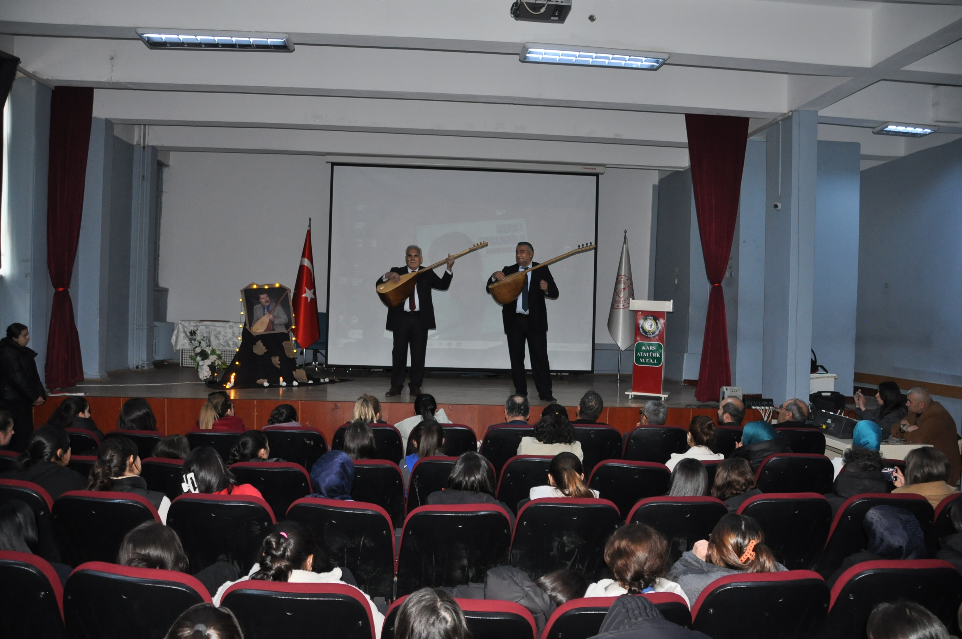 Kars’ta öğrenciler Aşık Murat Çobanoğlu’nu unutmadı
