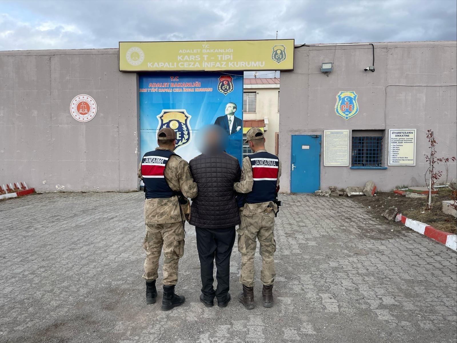 Kars'ta göçmen kaçakçılığı ile arama kaydı bulunan şahıs tutuklandı