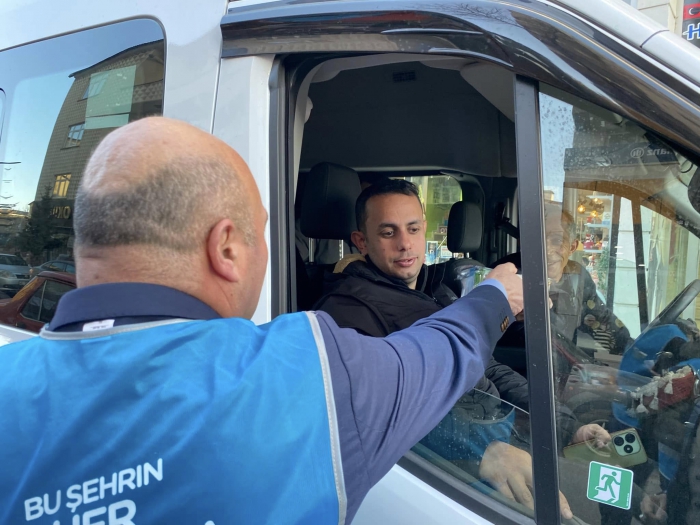 AK Parti Kars İl Başkanı Muammer Sancar, “İftara 5 Kala” ikramlık dağıtımında bulundu