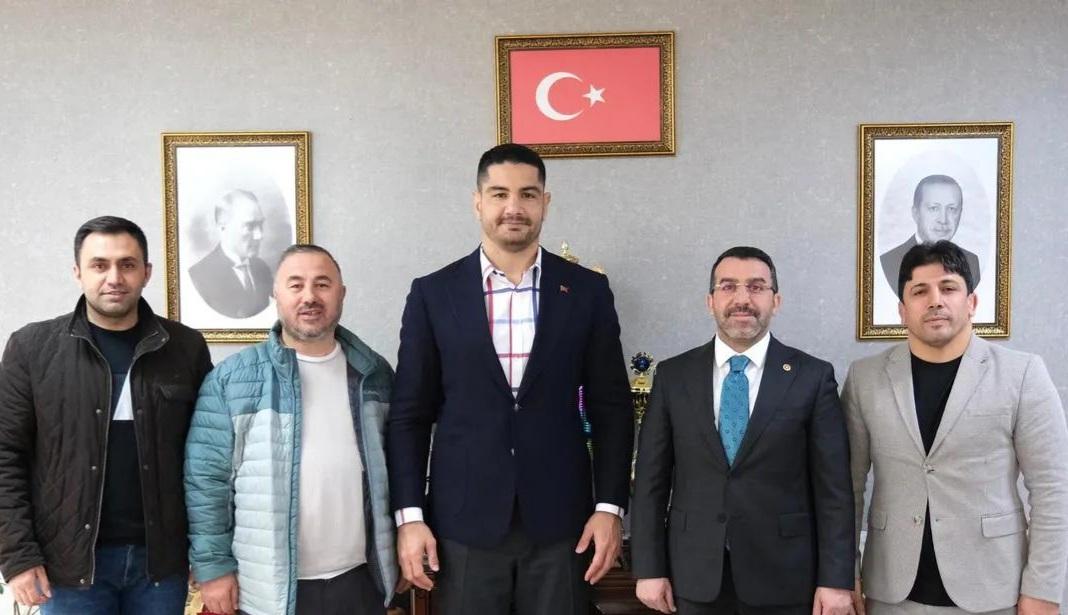 Kars Milletvekili Adem Çalkın, Türkiye Güreş Federasyonu Başkanı Taha Akgül'ü ziyaret etti
