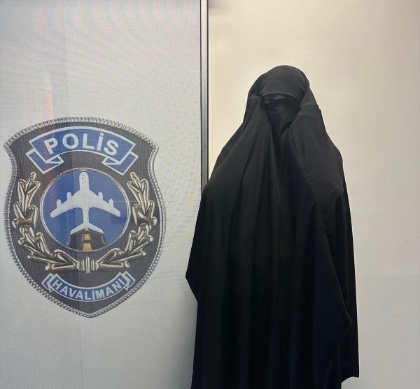 Kars'ta kadın kılığındaki çarşaflı suçlu havaalanı polisinden kaçamadı