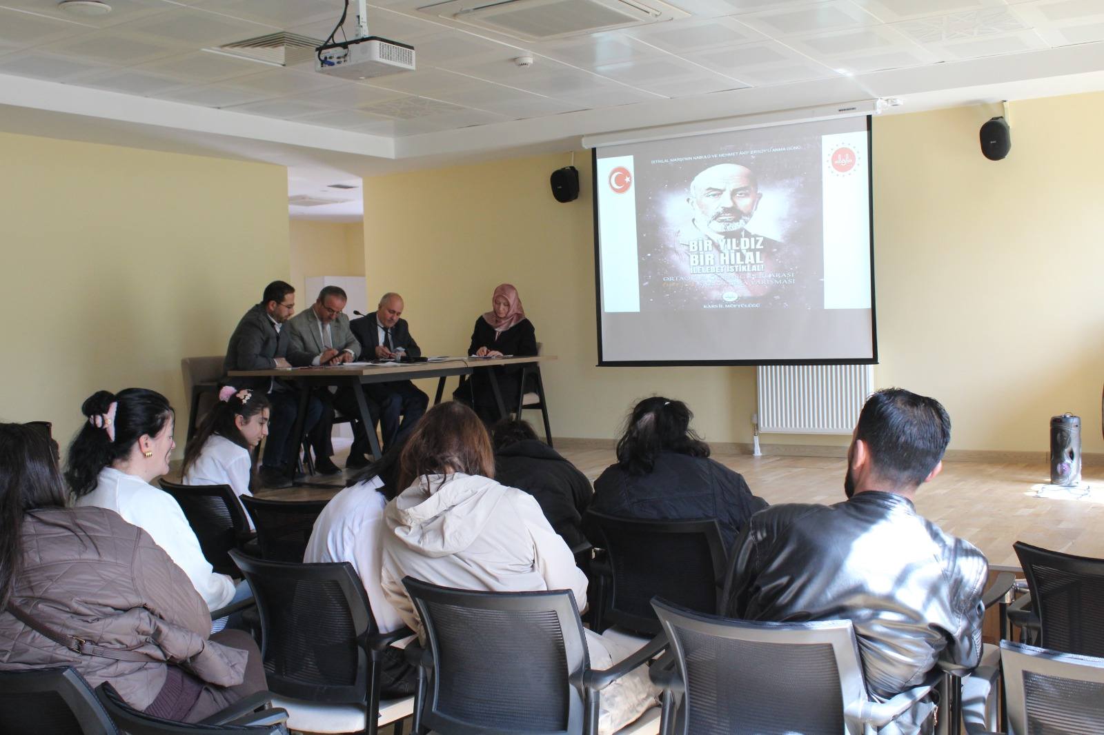 Kars'ta ortaokul öğrencileri arasında şiir yarışması düzenlendi