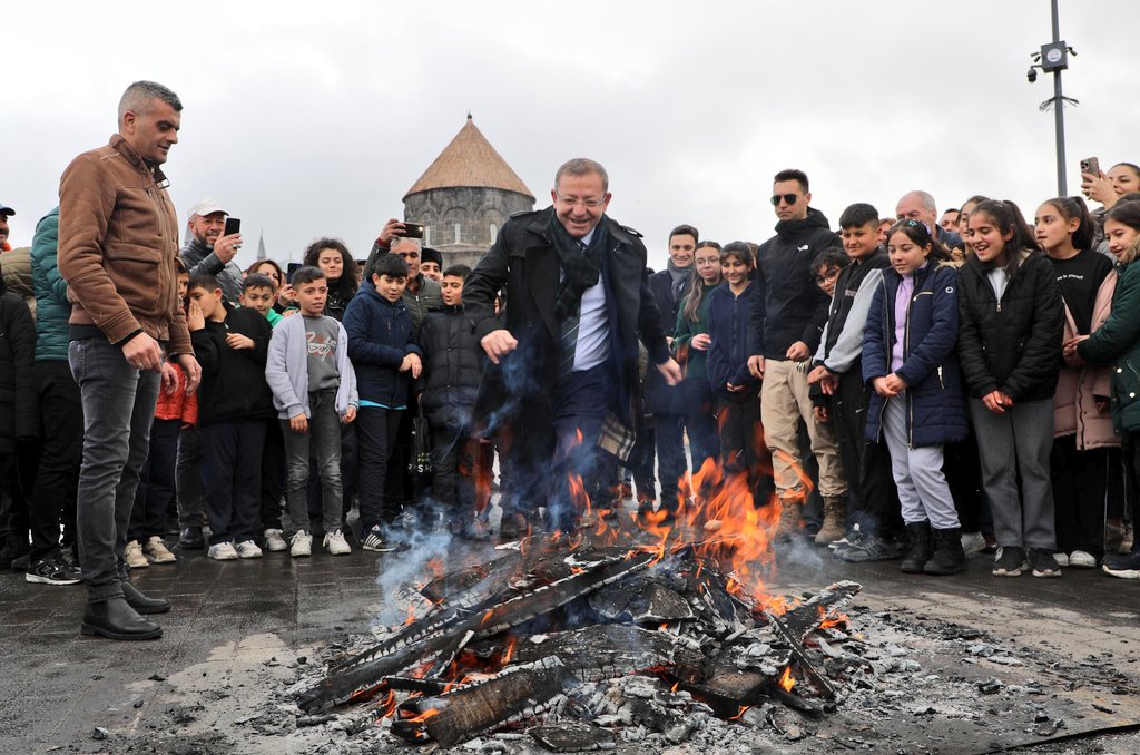Kars’ta baharın müjdecisi nevruz ateşi kar altında yakıldı