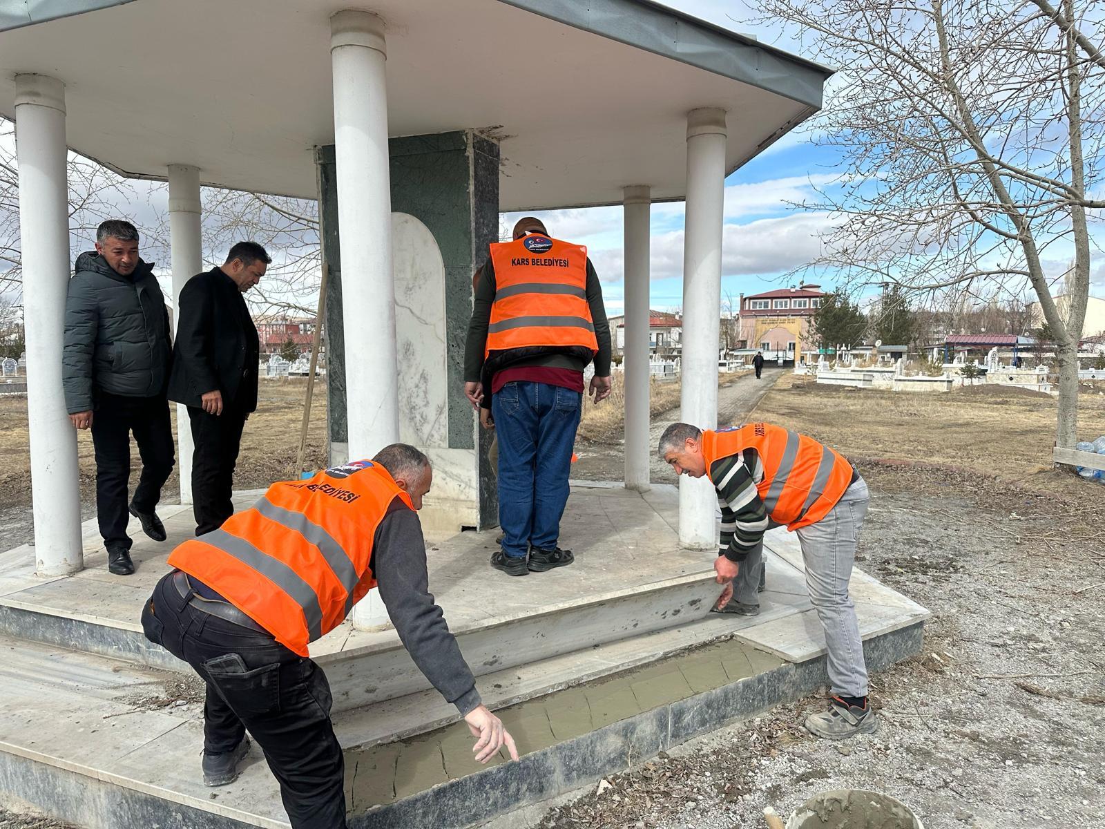 Kars Belediyesinden bayram öncesi mezarlıklarda hummalı temizlik