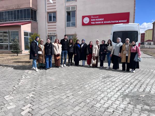Kars Kafkas Üniversitesi öğrencilerinden huzurevine ziyaret