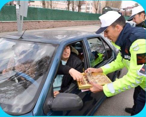 Kars'ta jandarma ve polis ekiplerinden çikolata ve kolonya ikramı