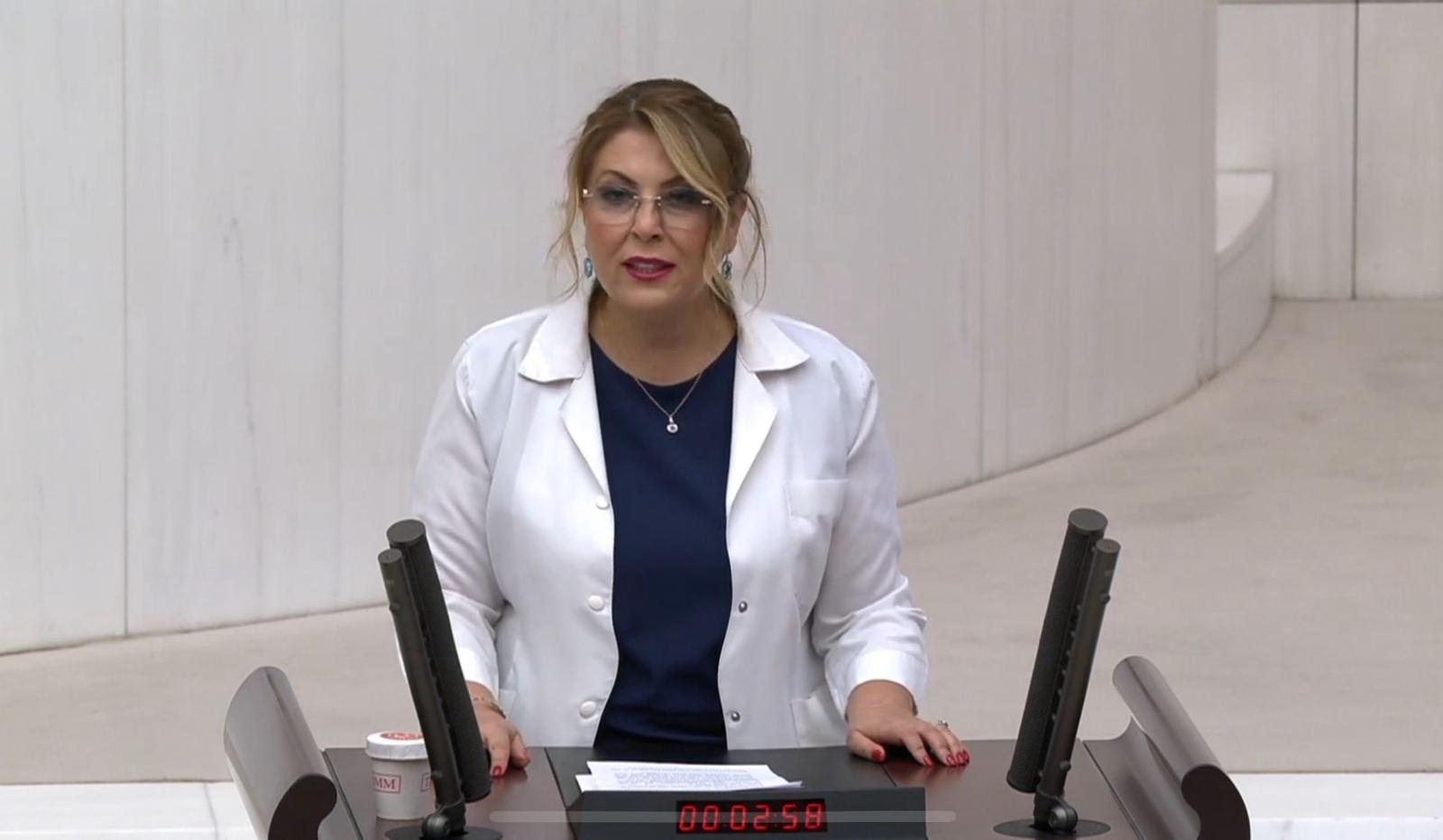 Elvan Işık Gezmiş:  Eczacılar ve vatandaşlar zor günler geçiriyor