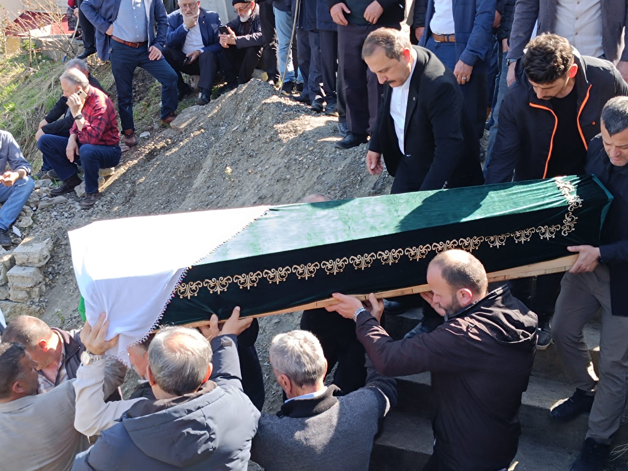 Vakfıkebir Belediye Başkanı Fuat Koçal’ın annesi toprağa verildi