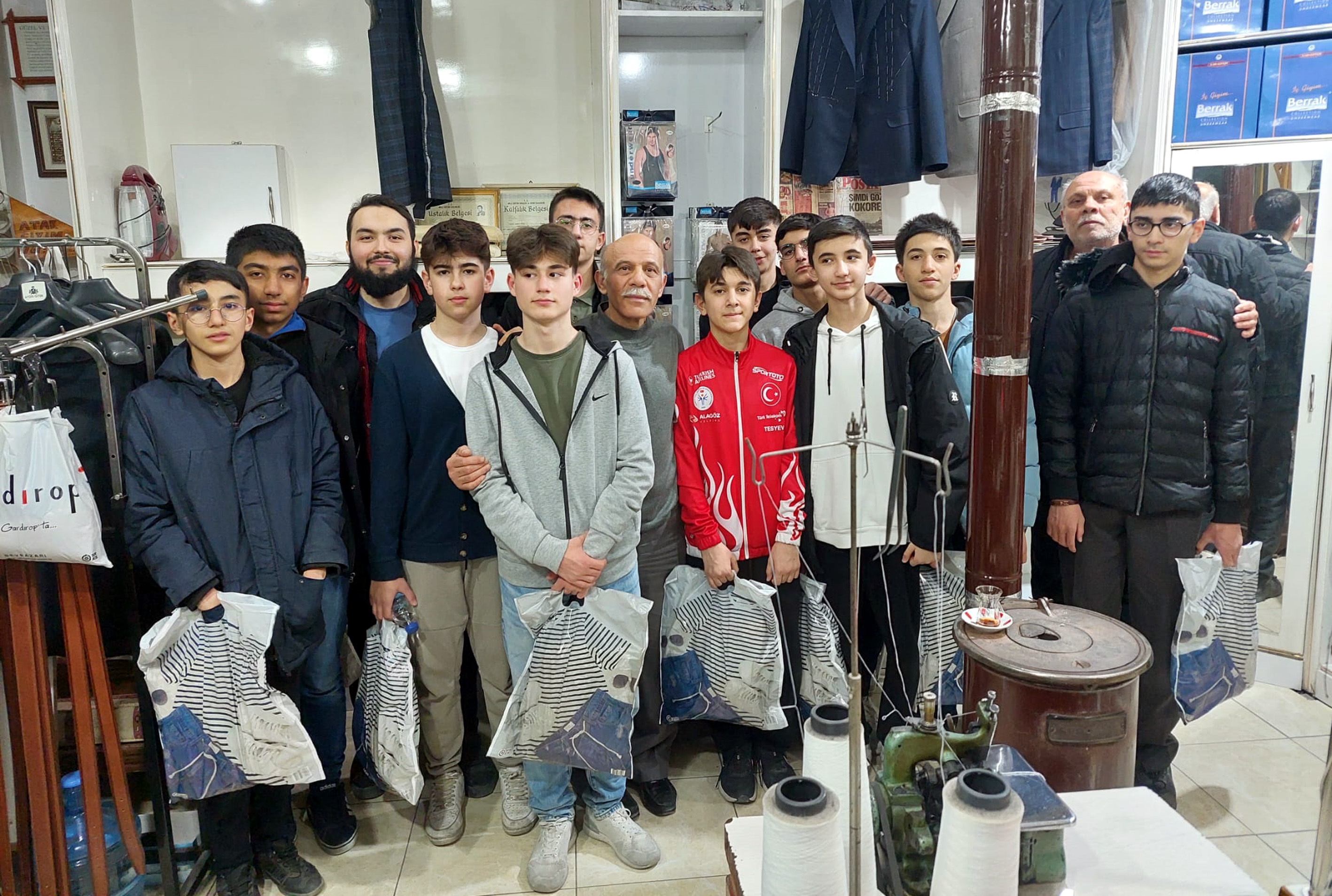 Hatimle teravih namazı kıldıran genç hafızlar, sevindirildi