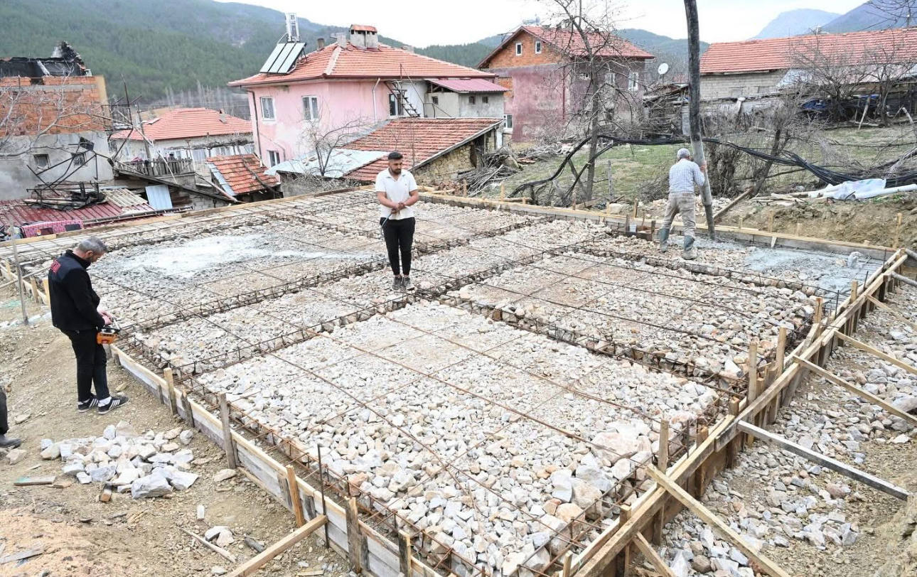 Isparta Belediyesi’nden evi yanan aileye yardım eli