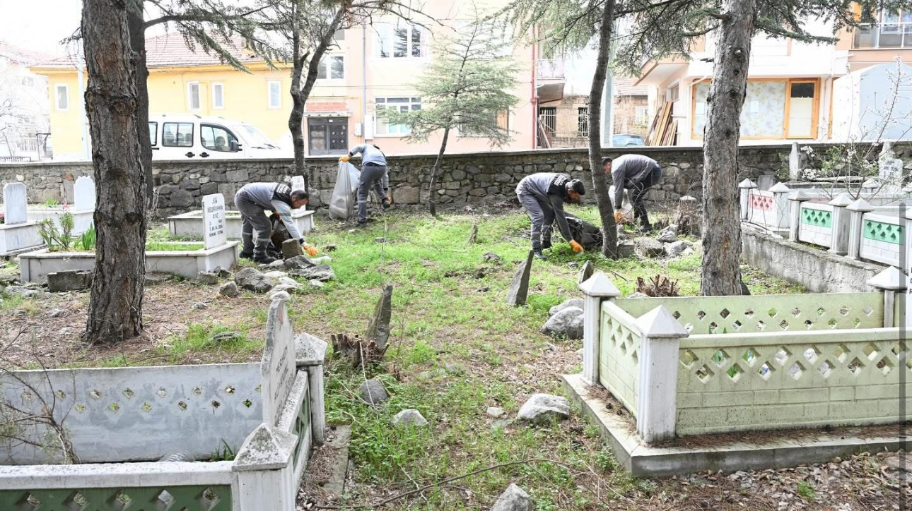 Isparta’da mezarlıklarda bayram temizliği