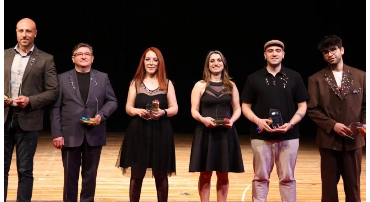 DEÜ'de tiyatro coşkusu: Muhsin Ertuğrul ve Suat Taşer ödülleri sahiplerini buldu