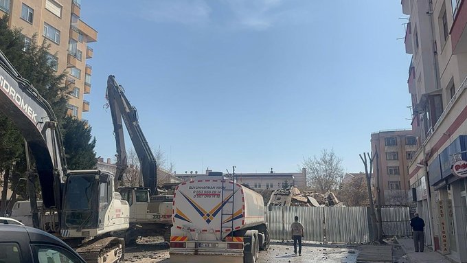 Konya'da 6 katlı bina çöktü