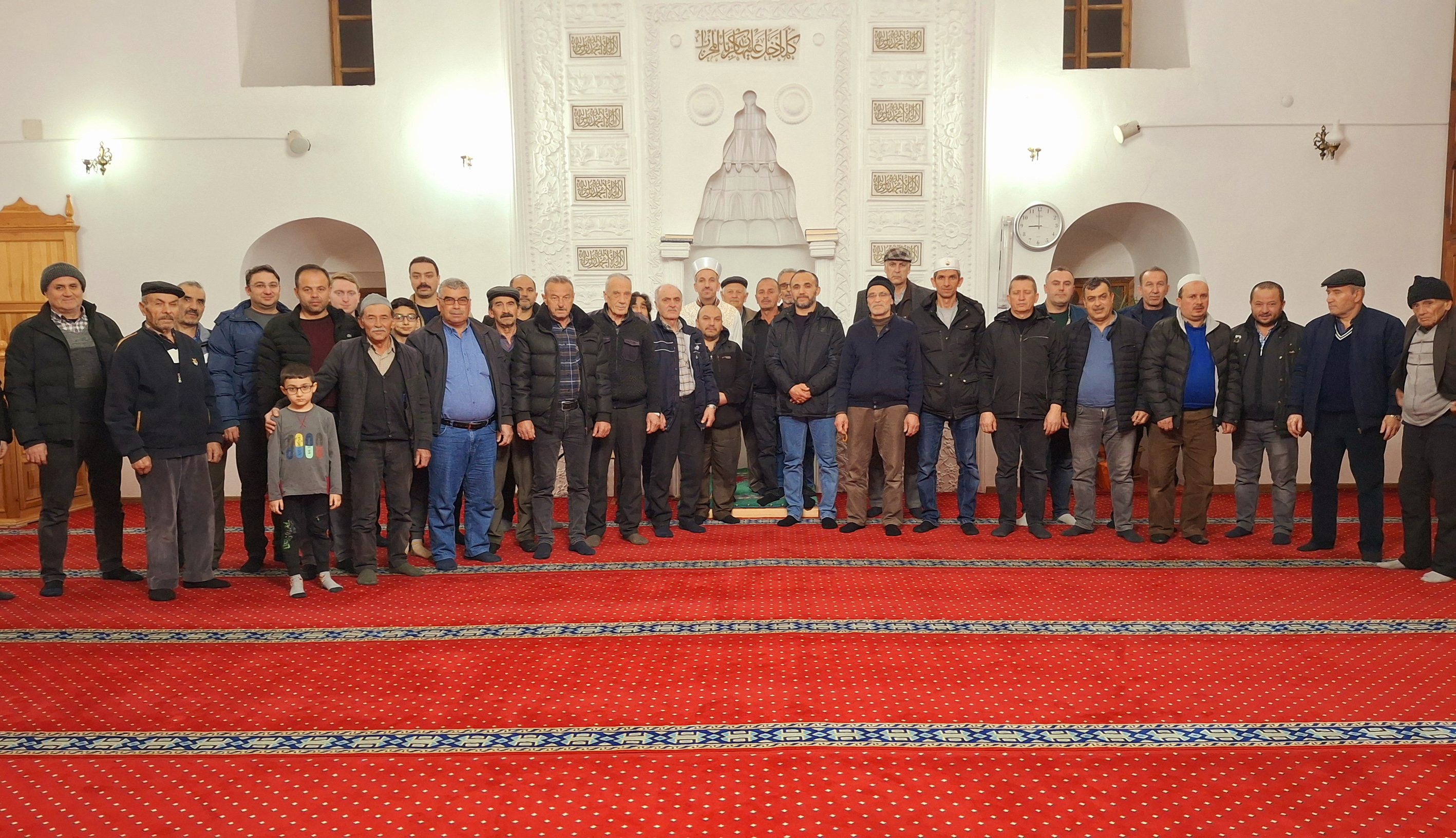 Tarihi Kurşunlu Cami'nde teravih sonrasında ikramlar