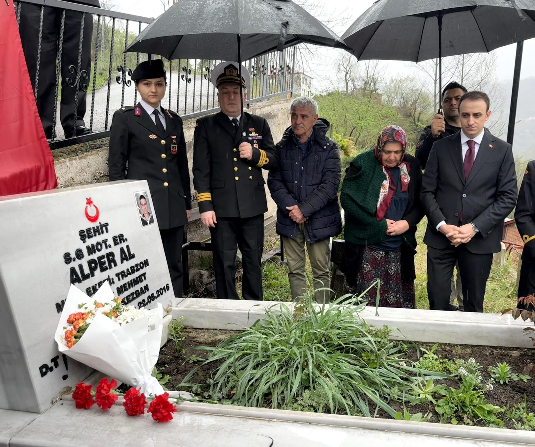 Kaymakam Memiş, Şehit Alper Al’ın kabrini ziyaret etti