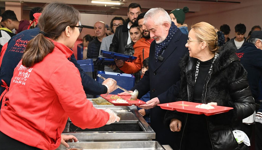 Isparta Belediyesi binlerce vatandaşı iftar sofrasında buluşturuyor