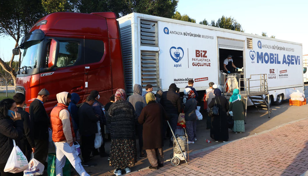 Antalya'da Ramazan boyunca mobil aşevi TIR'ı mahalle mahalle yemek dağıtıyor