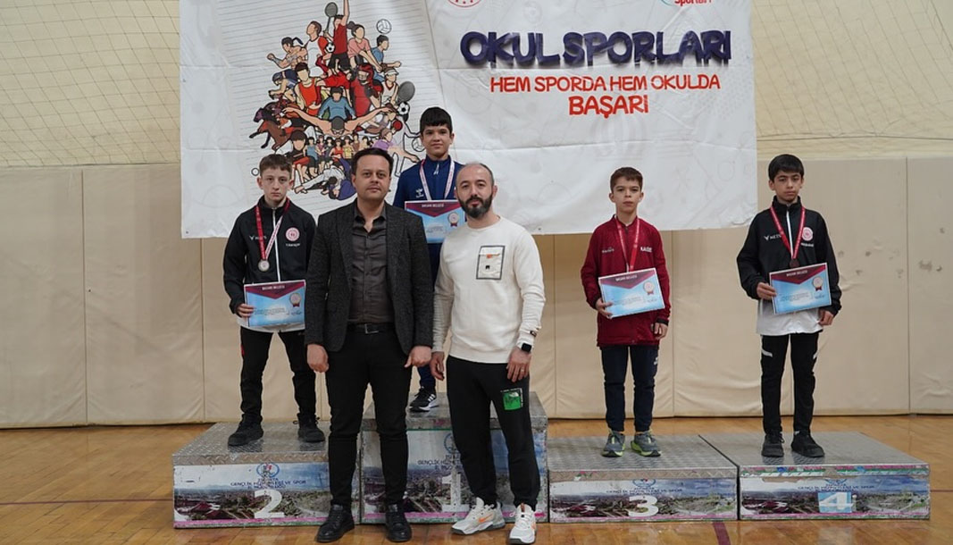 Isparta'da yıldız erkekler güreş grup müsabakaları tamamlandı