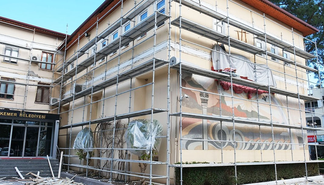 Kemer Belediye binasında tadilat çalışmaları başladı