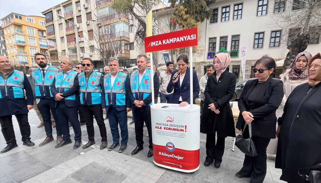Memur-Sen’den Burdur’da "Anayasa değişsin, aile korunsun" imza kampanyası