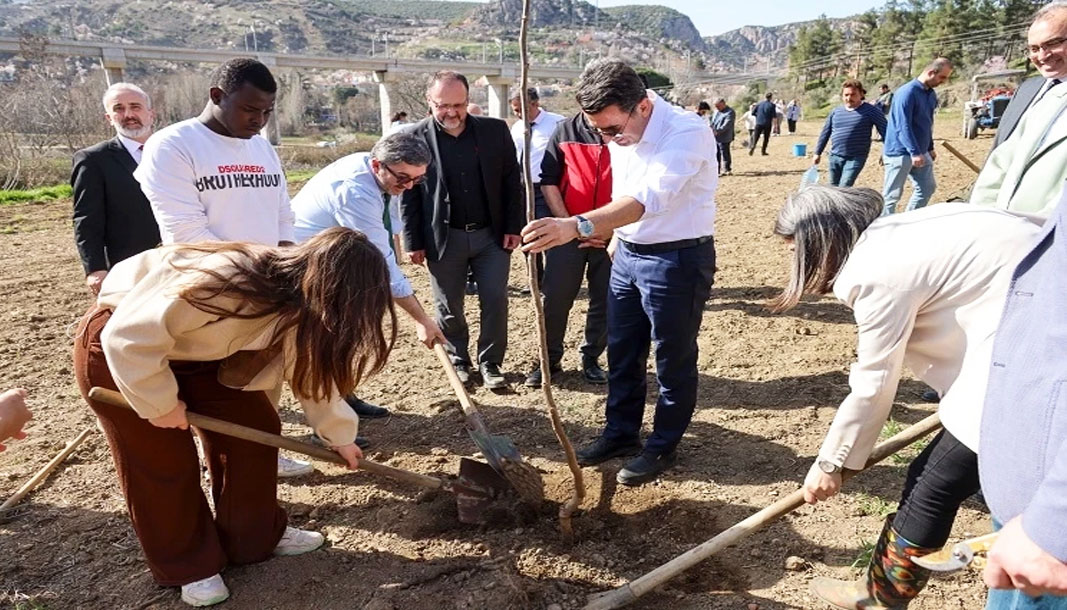 Bilecik Valisi, üniversitelilerle fidan dikti