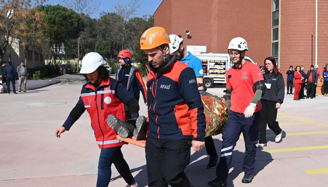 Manisa'da öğrencilere yönelik deprem tahliye tatbikatı