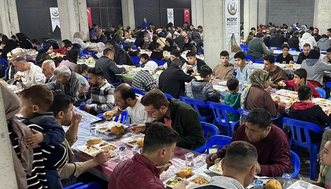 Mardin Midyat'ta iftar programlarına yoğun ilgi