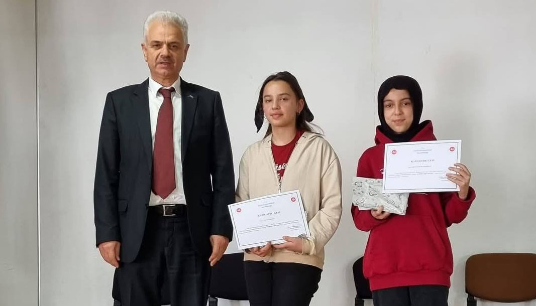 Bucak’ta ezbere şiir okuma yarışması heyecanı