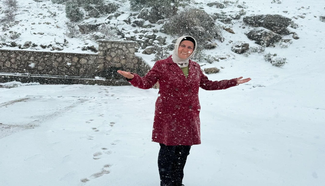 Mart ayında kar yağışı: Gömbe Yaylası beyaza büründü