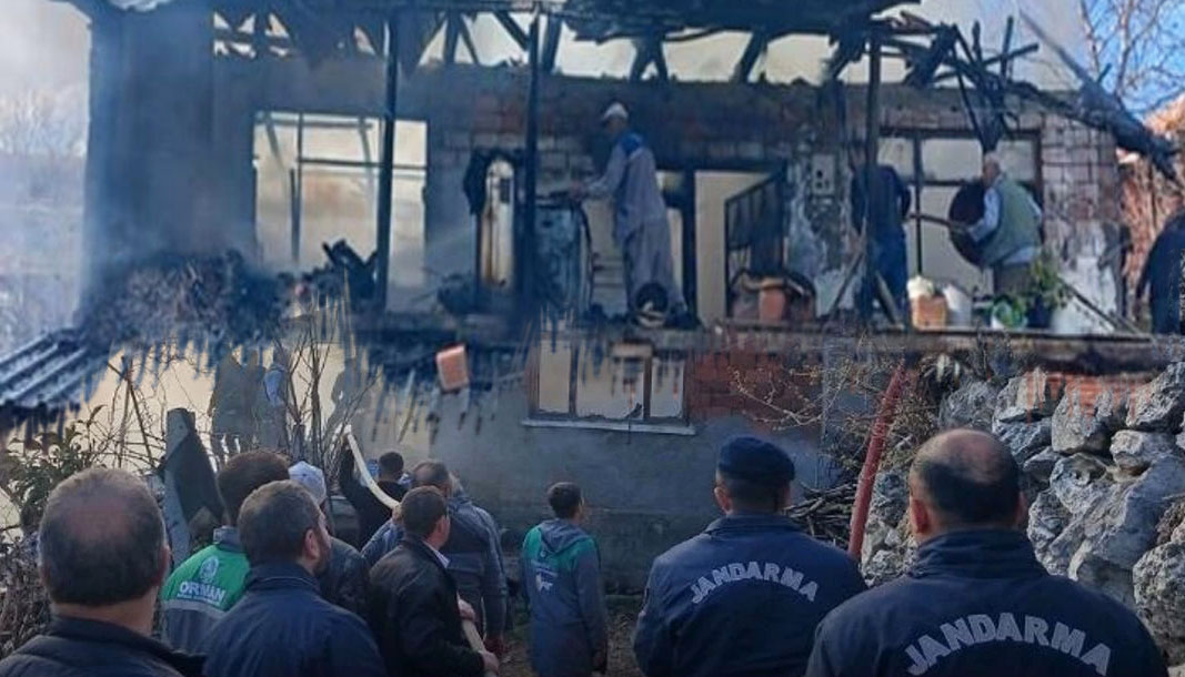 Ağlasun Yeşilbaşköy’de yangın felaketi: Bir aile evini kaybetti