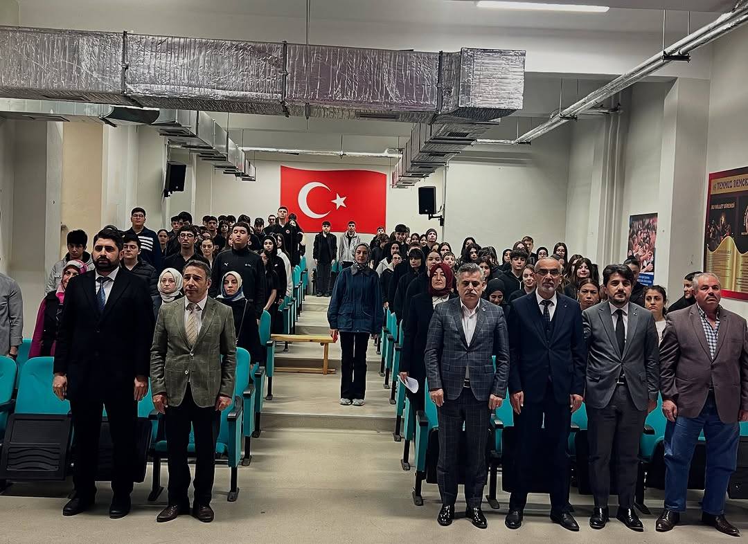 Okul koridorlarında Abdürrahim Karakoç şiirleri yankılandı