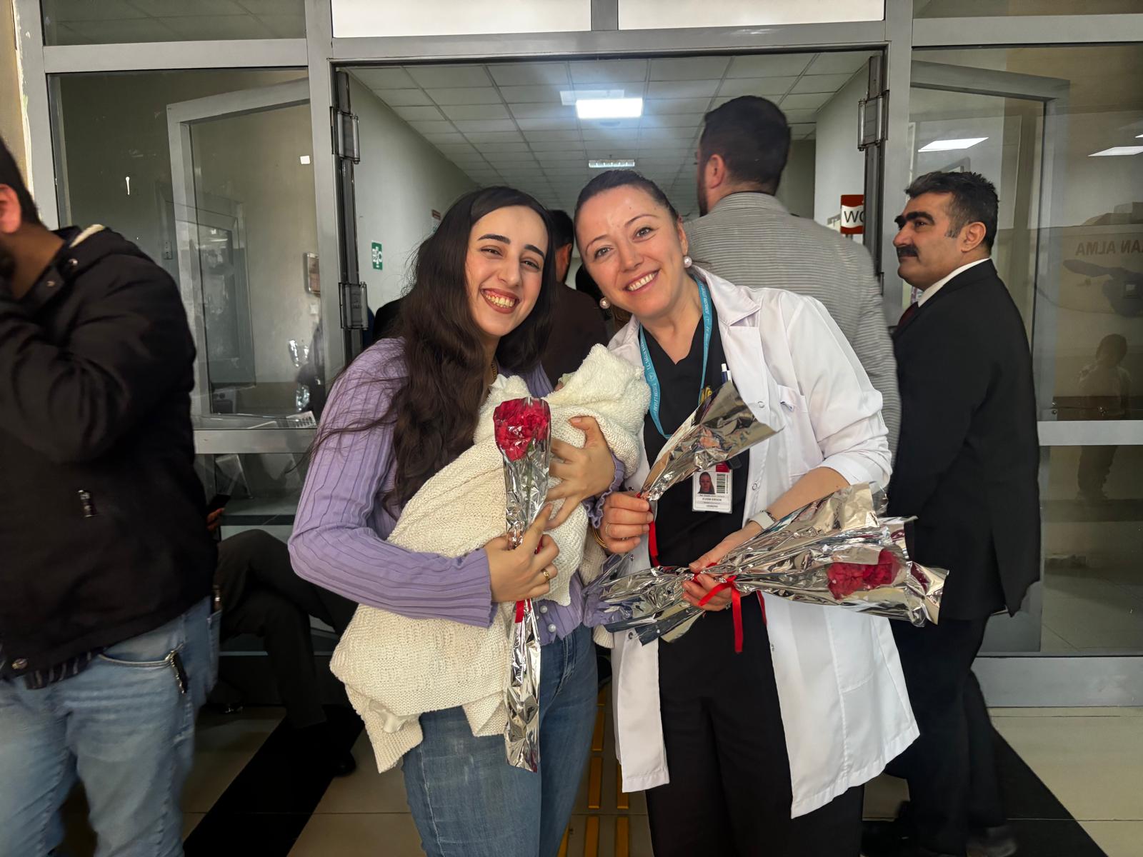 Silopi Devlet Hastanesi'nde '14 Mart Tıp Bayramı' dolayısıyla karanfil dağıtıldı