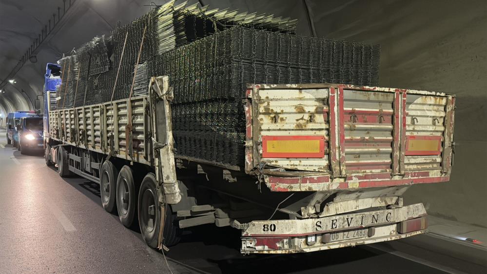 Sivas'ta midibüs ve tır çarpıştı: 14 yaralı
